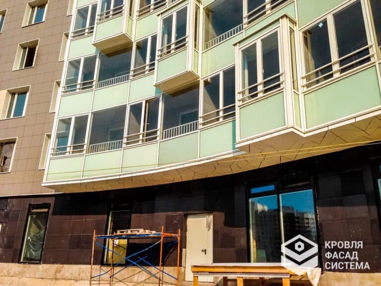 Монтаж современного навесного вентилируемого фасада с комплексным утеплением для жилого комплекса «Хайтек Сити». Работы включали установку подсистемы, укладку теплоизоляционных материалов и монтаж финишной облицовки. Решение улучшает энергоэффективность и архитектурный облик здания. Проект реализован компанией «КровляФасадСистема» под ключ.