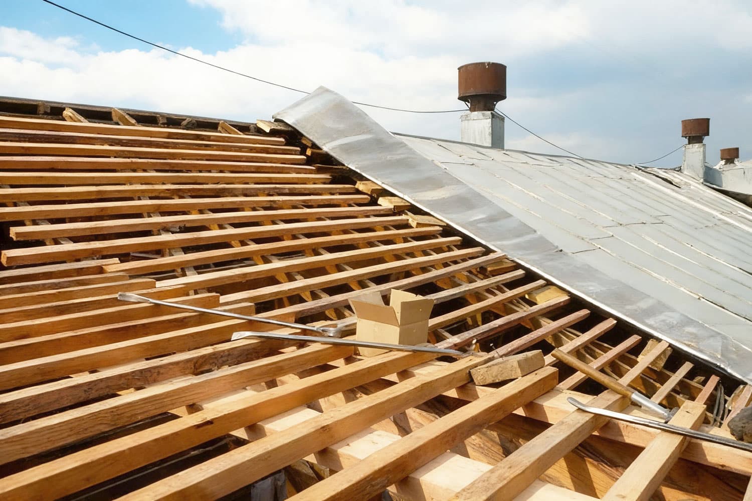 Профессиональный и безопасный демонтаж старой кровельной конструкции с вывозом мусора. Подготовка основания для новых работ. Выполняем для частных домов и коммерческих объектов. Гарантия аккуратности и соблюдения сроков от компании «КровляФасадСистема».