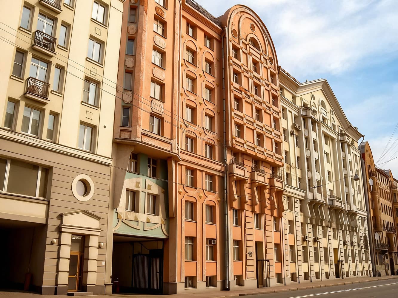 Классическая отделка фасада декоративной штукатуркой. Придание зданию эстетичного вида и надежная защита от атмосферных воздействий. Работы под ключ с гарантией качества от компании «КровляФасадСистема».