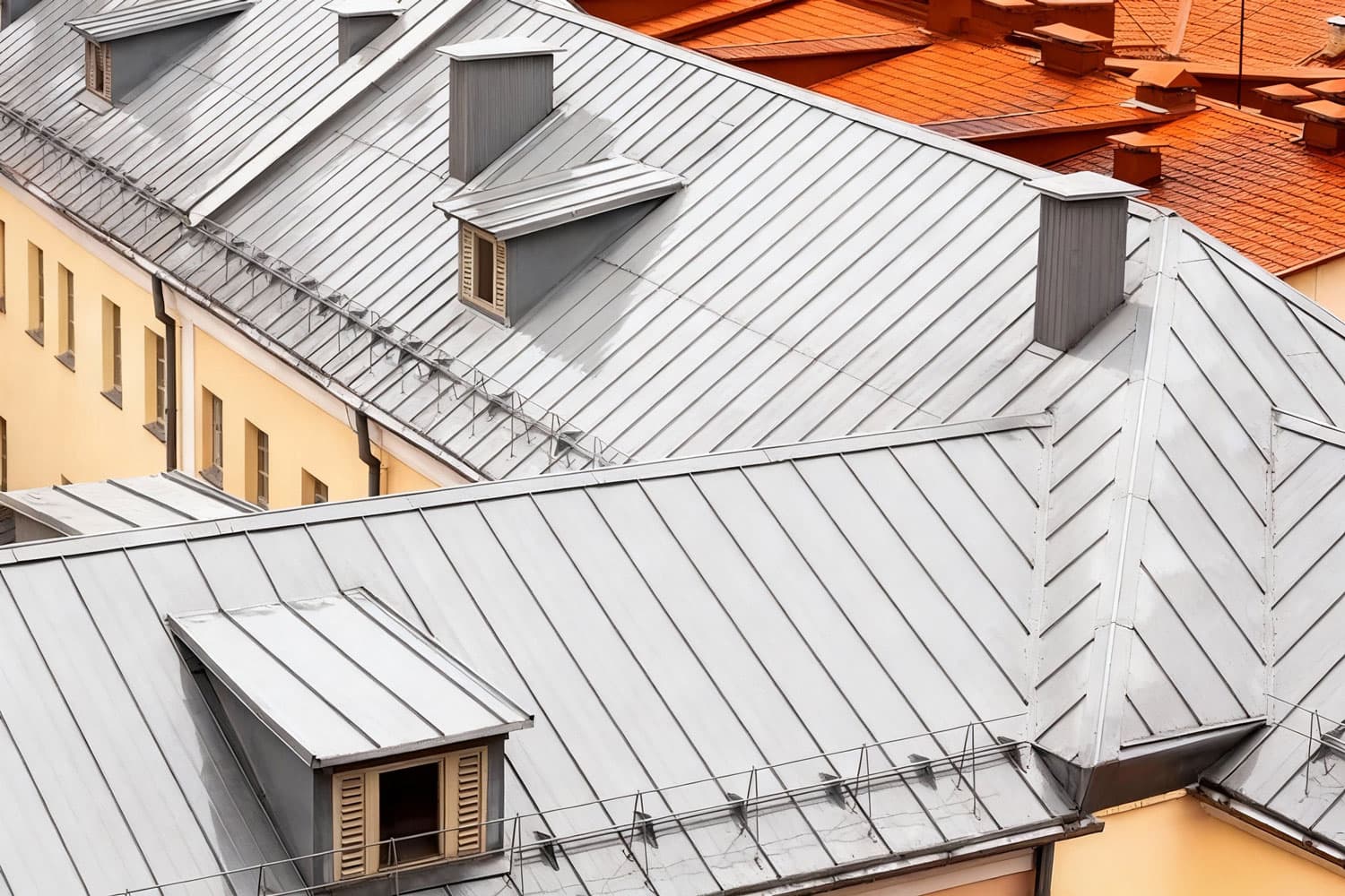 Устройство современной фальцевой кровли из металлических картин. Идеальное решение для объектов с повышенными требованиями к герметичности и долговечности. Работы под ключ с гарантией от компании «КровляФасадСистема».