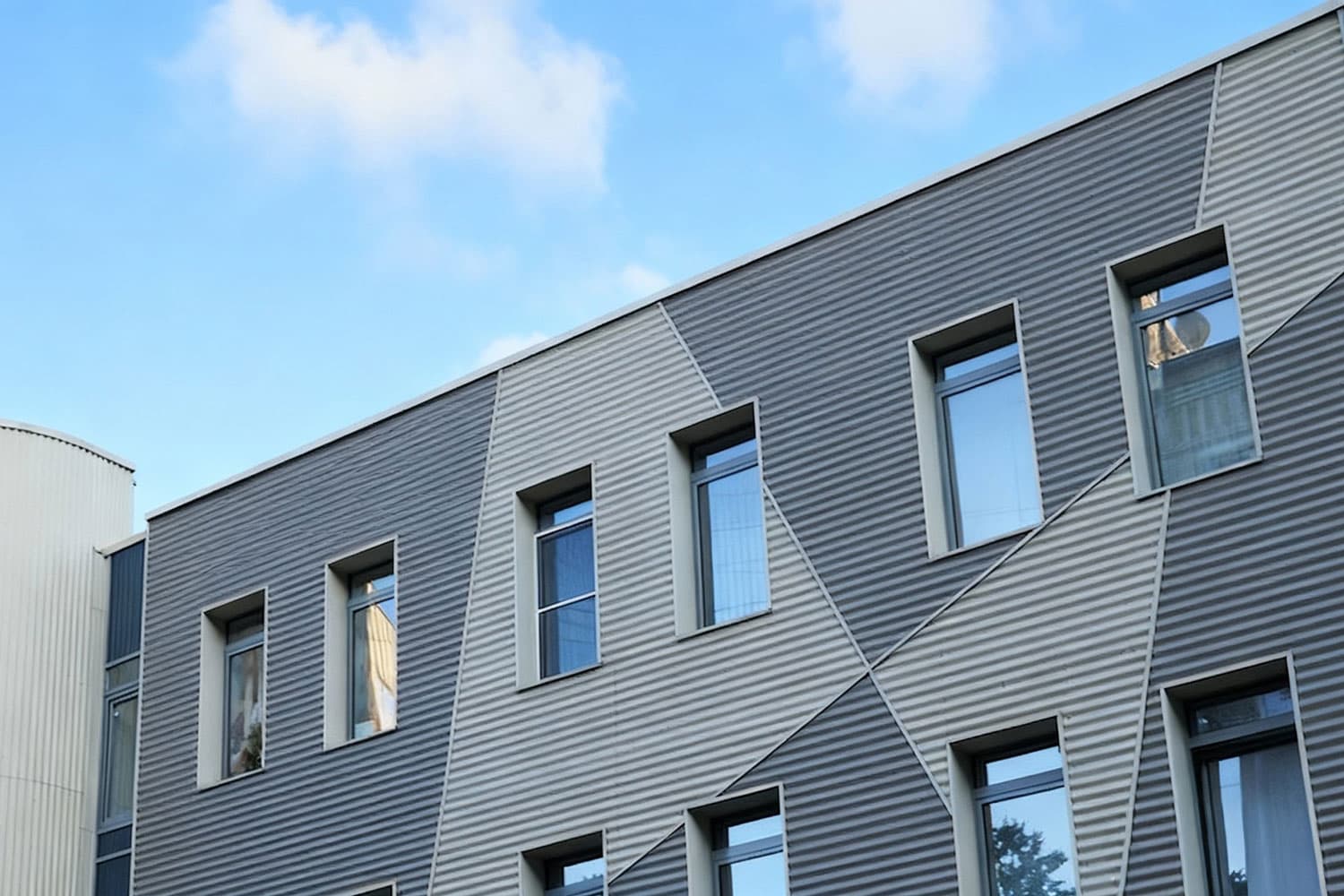 Монтаж вентилируемого фасада из профлиста для промышленных, складских и коммерческих объектов. Долговечность, надежность и доступная стоимость. Работы под ключ с гарантией качества от компании «КровляФасадСистема».