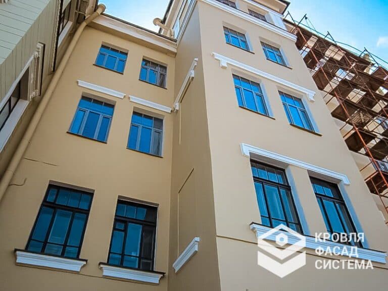 Компания «КровляФасадСистема» выполнила ремонт фасада 5-этажного административного здания на Пироговской набережной. Работы включали восстановление штукатурного слоя, ремонт архитектурных элементов и финишную отделку. Гарантия качества и соблюдение сроков.

