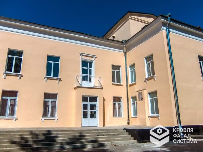 Компания «КровляФасадСистема» выполнила капитальный ремонт фасада Дворца культуры в городе Кировск. Работы включали восстановление штукатурного слоя, ремонт архитектурных элементов и финишную отделку. Гарантия качества и соблюдение сроков.
