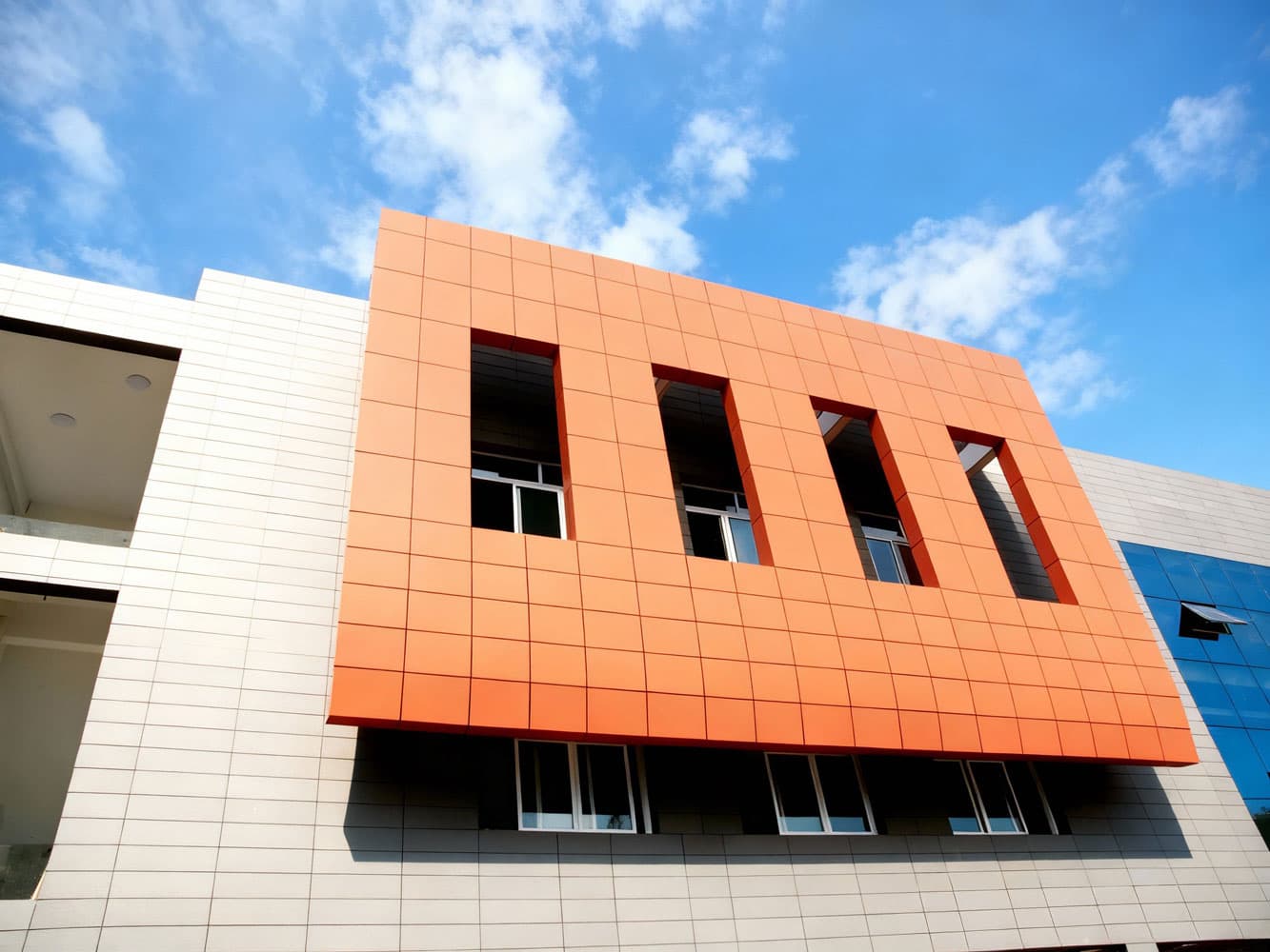 Устройство современного навесного фасада из алюминиевых или стальных кассет для бизнес-центров и административных зданий. Эстетичный внешний вид, долговечность и защита. Работы под ключ с гарантией от компании «КровляФасадСистема».