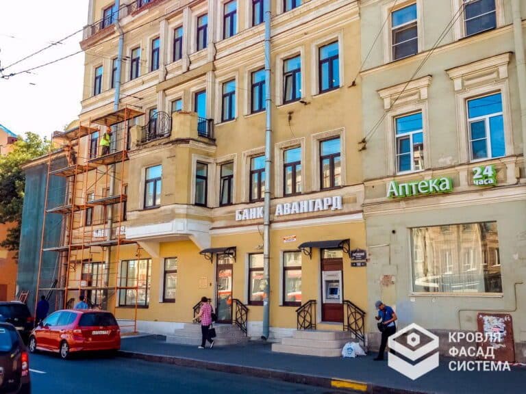 Полная реставрация и капитальный ремонт фасада исторического здания Банка «Авангард». Восстановление лепного декора, штукатурного слоя, ремонт кирпичной кладки и элементов архитектурного наследия. Работы выполнены с соблюдением требований к объектам культурного значения. Компания «КровляФасадСистема» реализовала проект под ключ, вернув зданию первоначальный облик.