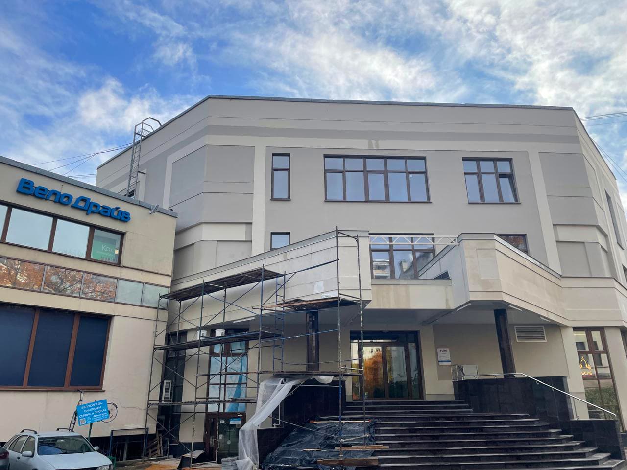 Компания «КровляФасадСистема» выполнила качественный ремонт штукатурных фасадов торгового комплекса «Балтийский» в Санкт-Петербурге. Работы включали восстановление штукатурного слоя, устранение трещин и повреждений, армирование, грунтование и финишную окраску. Особое внимание уделено сохранению архитектурного облика здания. Гарантия качества и соблюдение сроков.