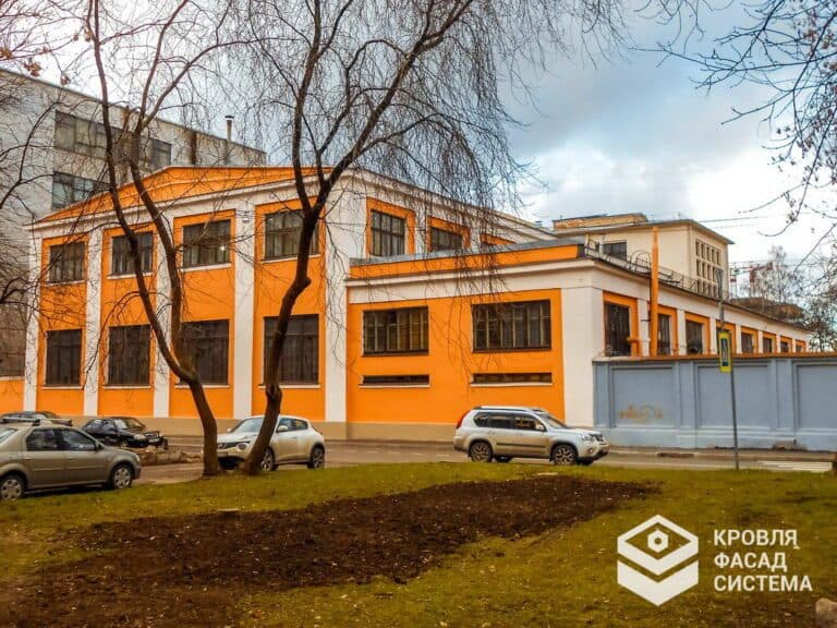 Проведение капитального ремонта штукатурного фасада производственного корпуса №25 АО «Завод «Двигатель». Работы включали реставрацию штукатурного слоя, восстановление архитектурных элементов, укрепление основания и финишную покраску. Проект реализован компанией «КровляФасадСистема» с целью сохранения и улучшения эксплуатационных характеристик промышленного здания.