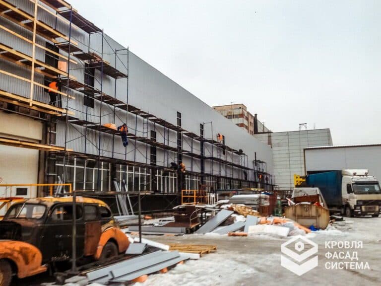Монтаж навесного вентилируемого фасада с облицовкой профлистом и утеплением для производственного цеха АО «Силовые Машины». Работы включали установку подсистемы, укладку теплоизоляции и монтаж финишного покрытия из профнастила. Проект выполнен компанией «КровляФасадСистема» с целью улучшения теплоэффективности и внешнего вида промышленного объекта.