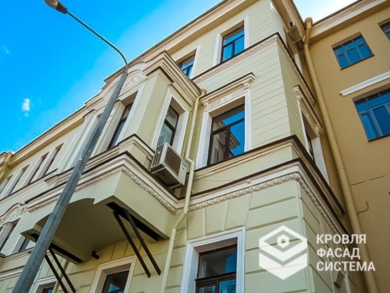 Компания «КровляФасадСистема» выполнила ремонт фасада 5-этажного административного здания на Пироговской набережной. Работы включали восстановление штукатурного слоя, ремонт архитектурных элементов и финишную отделку. Гарантия качества и соблюдение сроков.