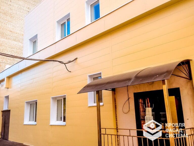 Монтаж навесного вентилируемого фасада с утеплением для здания медицинского центра ОАО «Концерн НПО Аврора». Работы включали установку подсистемы, укладку теплоизоляции и монтаж финишной облицовки. Решение направлено на улучшение энергоэффективности и архитектурного облика объекта. Проект реализован компанией «КровляФасадСистема» под ключ.