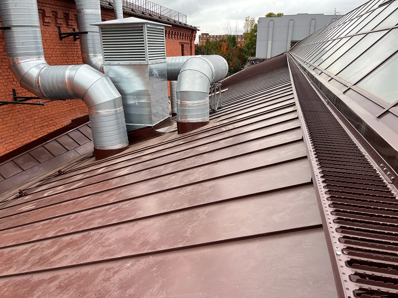 Компания «КровляФасадСистема» выполнила комплексный монтаж фальцевой кровли для офисного здания бизнес-центра «Тропик», расположенного на набережной Обводного канала в Санкт-Петербурге. Работы включали установку металлической кровельной системы с герметичными замковыми соединениями, обеспечивающими надежную защиту от протечек и долговечность конструкции. Использованы качественные материалы и современные технологии монтажа. Гарантия качества и соблюдение сроков.