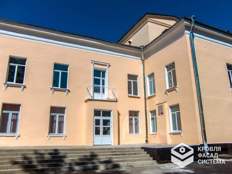 Компания «КровляФасадСистема» выполнила капитальный ремонт фасада Дворца культуры в городе Кировск. Работы включали восстановление штукатурного слоя, ремонт архитектурных элементов и финишную отделку. Гарантия качества и соблюдение сроков.