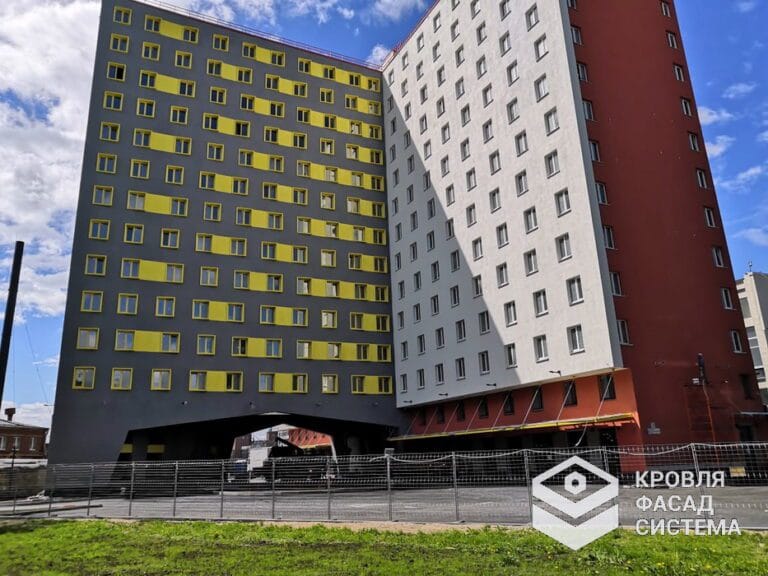 Монтаж современной навесной вентилируемой фасадной системы для апарт-отеля Vertical в Санкт-Петербурге. Работы включали полный цикл: от ремонта основания и утепления до установки подсистемы и финишной облицовки. Решение направлено на улучшение внешнего вида, энергоэффективности и долговечности здания. Проект выполнен компанией «КровляФасадСистема» под ключ.