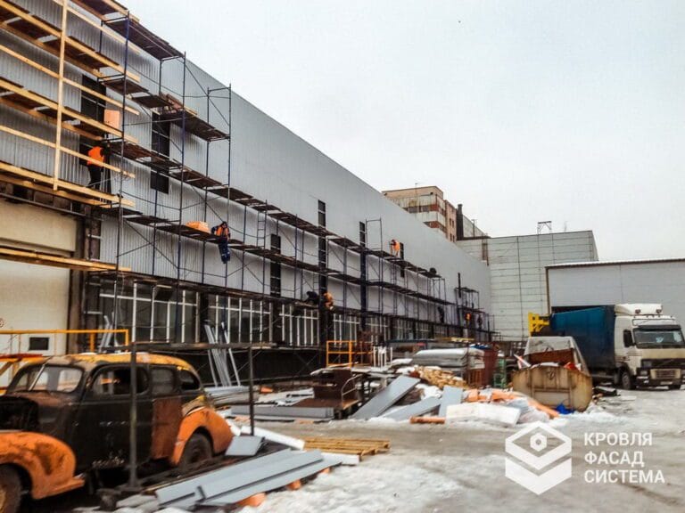 Монтаж навесного вентилируемого фасада с облицовкой профлистом и утеплением для производственного цеха АО «Силовые Машины». Работы включали установку подсистемы, укладку теплоизоляции и монтаж финишного покрытия из профнастила. Проект выполнен компанией «КровляФасадСистема» с целью улучшения теплоэффективности и внешнего вида промышленного объекта.